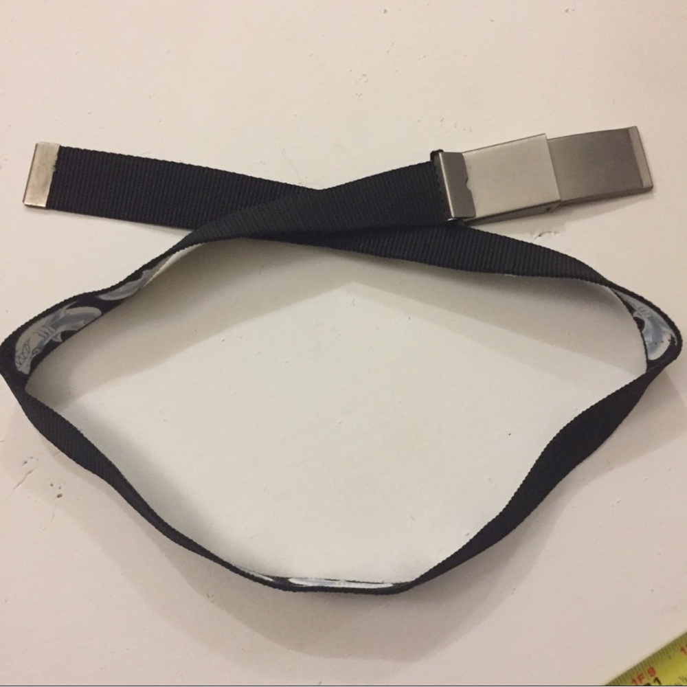 6-item Set Under Armour Athletic Black Long Sleeve & Long Sleeve Tees & Belt - Picture 15 of 16